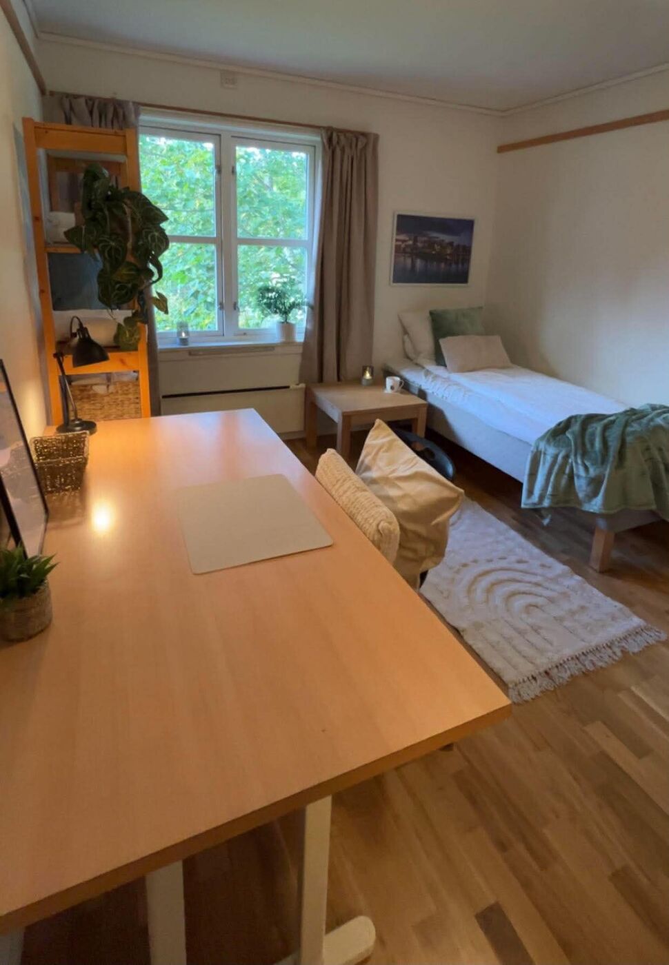 Hybel med stort bord og seng
