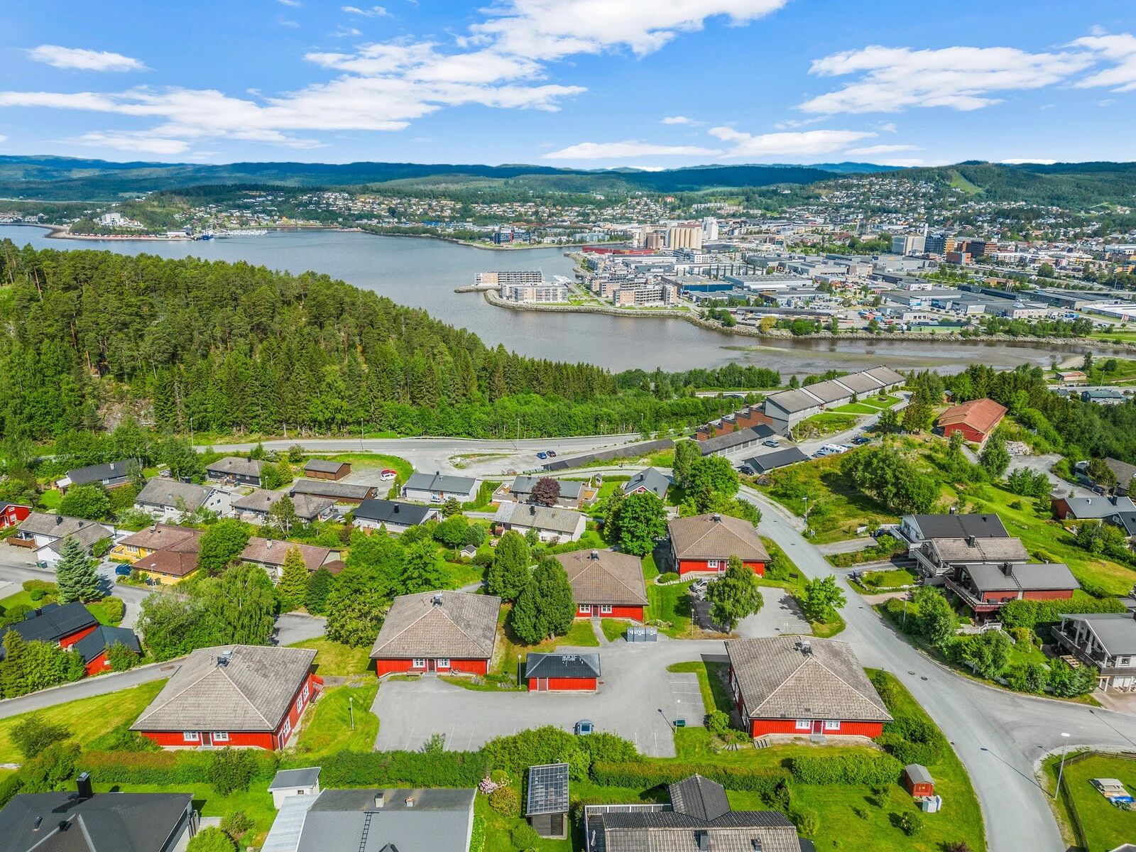 Løsmarka i forgrunnen med Steinkjer sentrum og fjorden bak